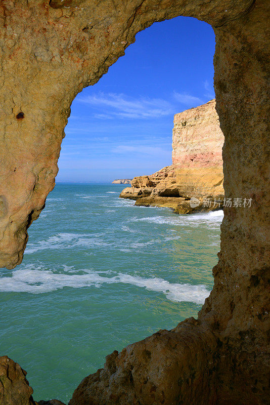 在“Boneca”岩石顶峰的岩石窗口，Algar Seco, Carvoeiro, Lagoa, Algarve，葡萄牙